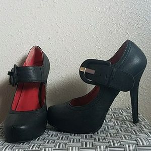 Really cute black heels